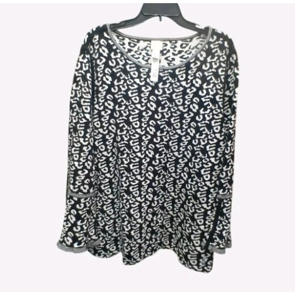 Chico's Black & White Leopard Print Long Sleeve Top With A Relaxed Fit Size 4